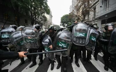 Tensión en el Congreso: la policía desaloja a los manifestantes que protestan contra la Ley Bases