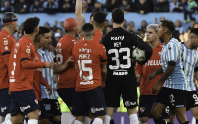 Racing no tuvo ideas ni gol para ganarle a un aguerrido Independiente que terminó con nueve