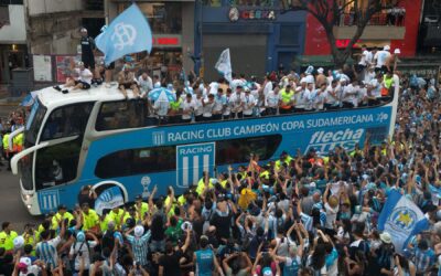 Tras ganar la Copa Sudamericana, Racing volvió al país y celebró con sus hinchas
