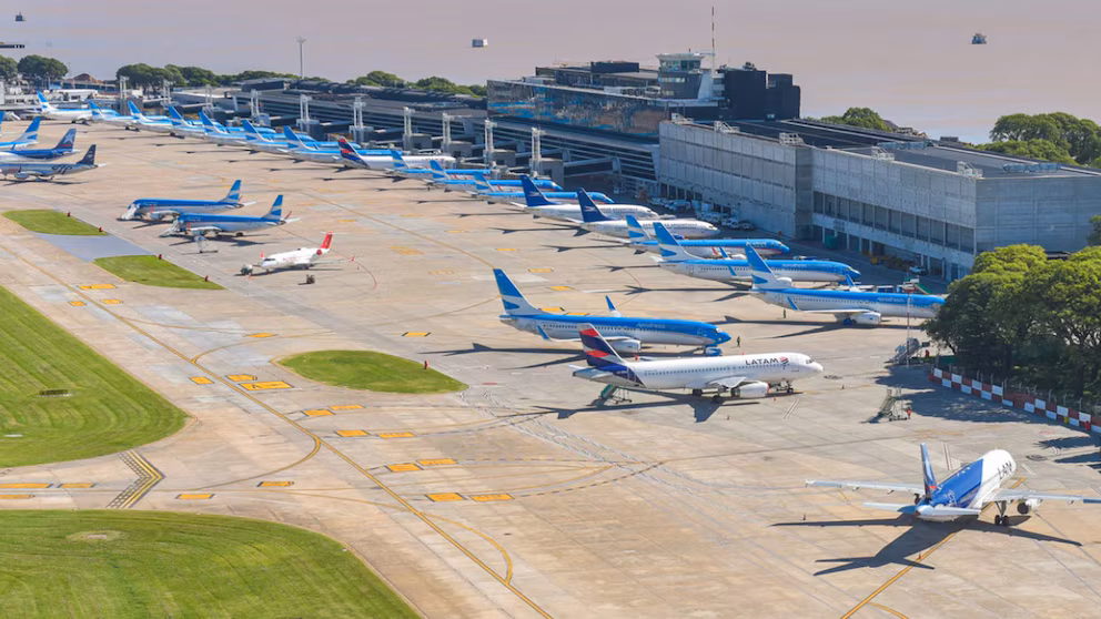 El Gobierno rechazó el paro de controladores aéreos y dio pautas para que los pasajeros puedan sortear dificultades con los vuelos