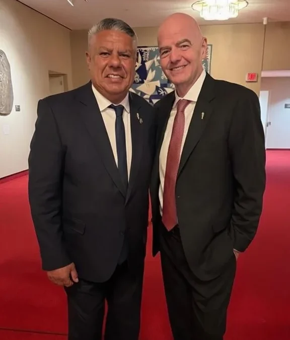 Tapia se mostró con el presidente de la FIFA en medio del escándalo con Milei y Verón
