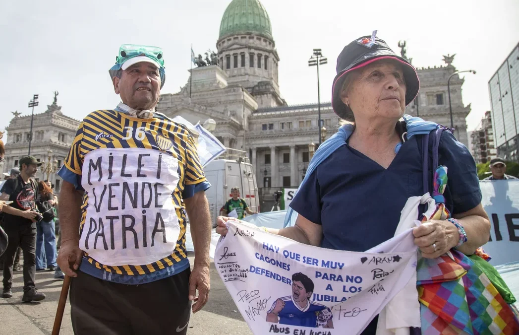 Vuelven los incidentes en la marcha de los jubilados: cruce de la Policía con dos enmascarados