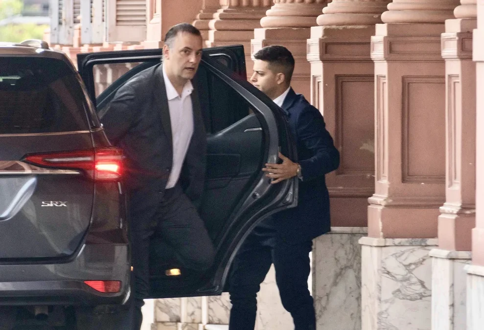 “Guardado” por el escándalo, Adorni reaparecerá el viernes junto con Milei