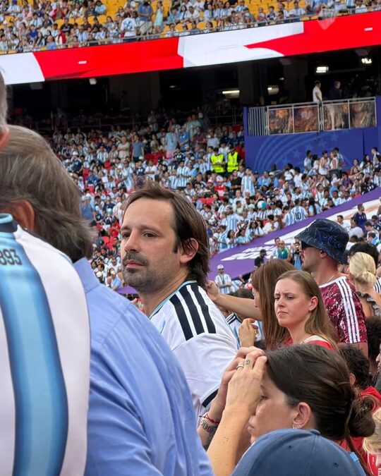 Quién es el viceministro del Gobierno que viajó al Mundial: la foto