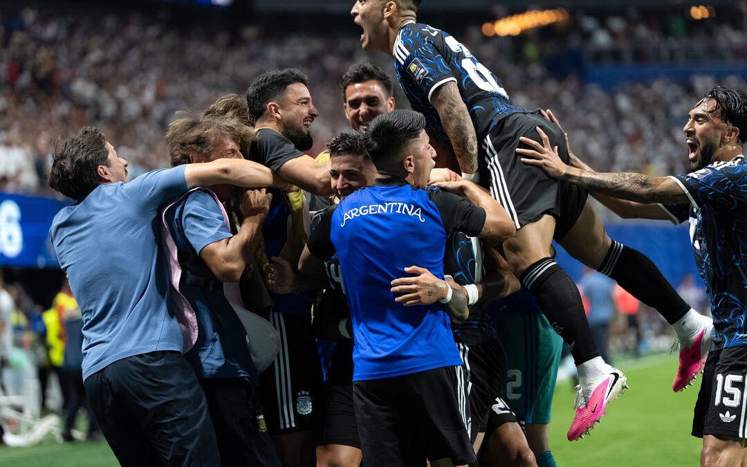 La Selección argentina le ganó un partido para el infarto a Inglaterra y se metió en la gran final del Mundial 2026