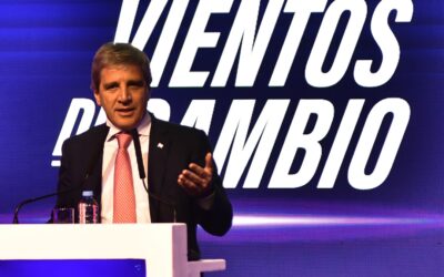 Luis Caputo acusó a los industriales de vender bienes caros y de menor calidad a los argentinos